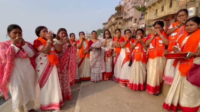 पश्चिम बंगाल चुनाव के बीच PM मोदी वाराणसी दौरे पर, बंगाली महिलाओं ने घाटों पर किया शंखनाद, कह दी ये बात