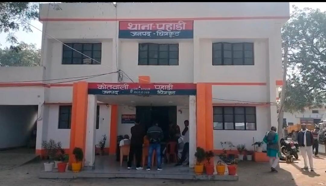 पैर बांधे, मुंह में कपड़ा ठूसा, 1 घंटे तक किया गैंगरेप, पुलिस ने आरोपियों को छोड़ा तो आहत बच्ची ने लगाई फांसी पैर बांधे, मुंह में कपड़ा ठूसा, 1 घंटे तक किया गैंगरेप, पुलिस ने आरोपियों को छोड़ा तो आहत बच्ची ने लगाई फांसी