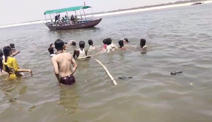 वाराणसी के शिवाला घाट पर बड़ा हादसा टला, आंध्र प्रदेश के 15 श्रद्धालु डूबने लगे तो मची अफरातफरी