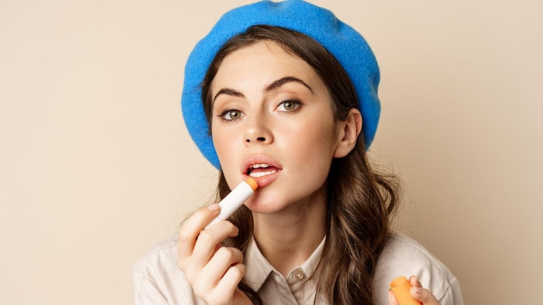 फटे होठों से पानी है राहत, तो Myntra Glow Up Days Sale के ये Lip Balm जाने न दें हाथ से