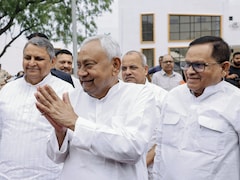 बिहार में 'नीतीश युग' का अंत, लोकभवन में राज्यपाल को सौंपा इस्तीफा