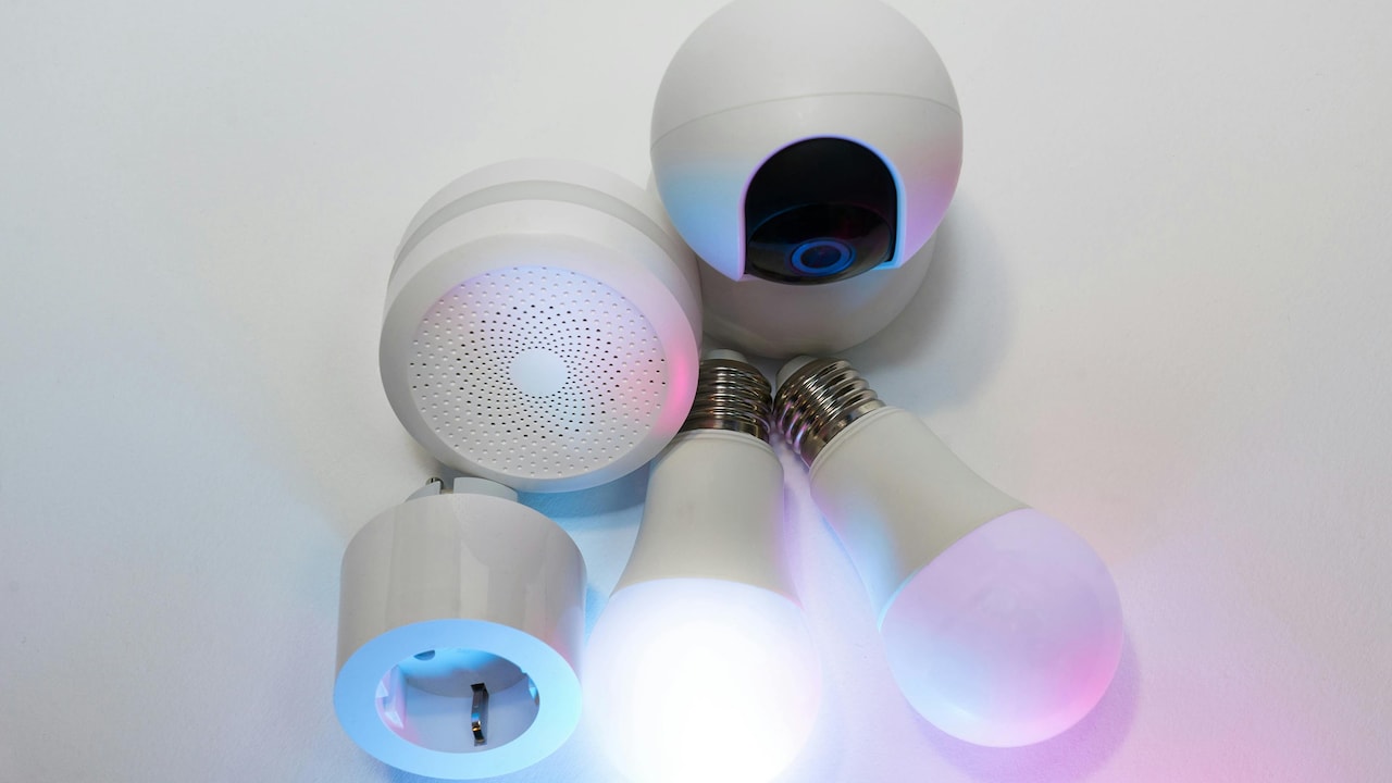 Top 5 Smart Bulbs That Let You Control Lighting With Your Phone