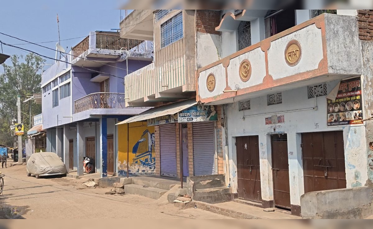 बाजार की दुकानें बंद बाजार की दुकानें बंद