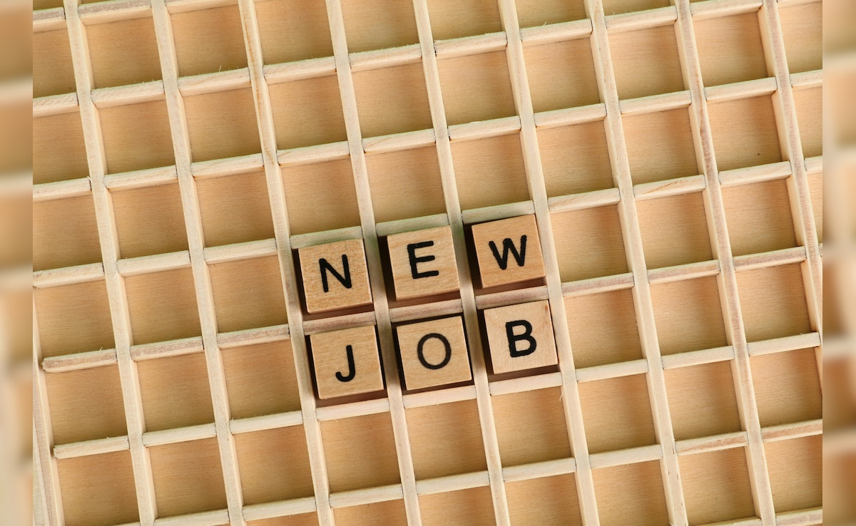 ग्रेजुएट्स से लेकर 7वीं पास तक के लिए बैंक में नौकरी, 27,500 तक मिलेगी सैलरी, 20 अप्रैल से पहले करें अप्लाई