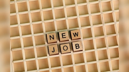 ग्रेजुएट्स से लेकर 7वीं पास तक के लिए बैंक में नौकरी, 27,500 तक मिलेगी सैलरी, 20 अप्रैल से पहले करें अप्लाई