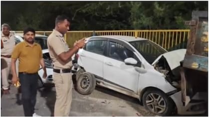 टायर पंचर की वजह से दिल्ली-मुंबई एक्सप्रेसवे पर हुआ हादसा, 4 वाहन आपस में टकराए