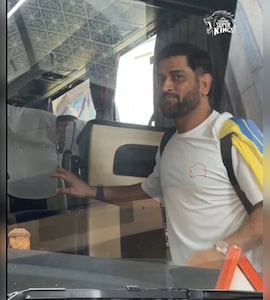 MS Dhoni Boards CSK Team Bus For IPL 2026 Match vs SRH, Thalas Return Loading?