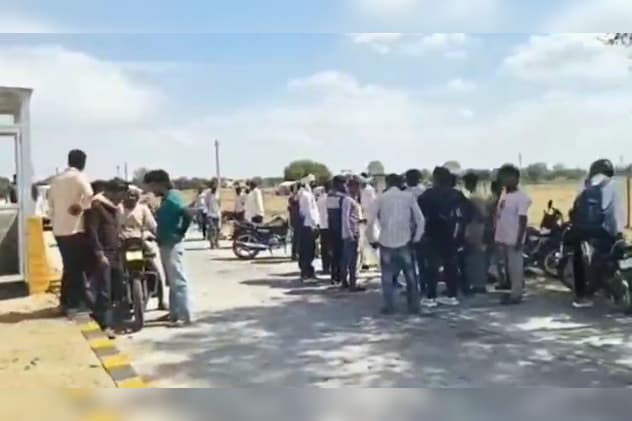 हादसे के बाद घटनास्थल पर भारी भीड़