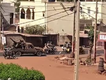 माली के कई शहरों पर अल-कायदा और इस्लामिक स्टेट समूह से जुड़े संगठनों और सेना में गोलीबारी, डर का माहौल