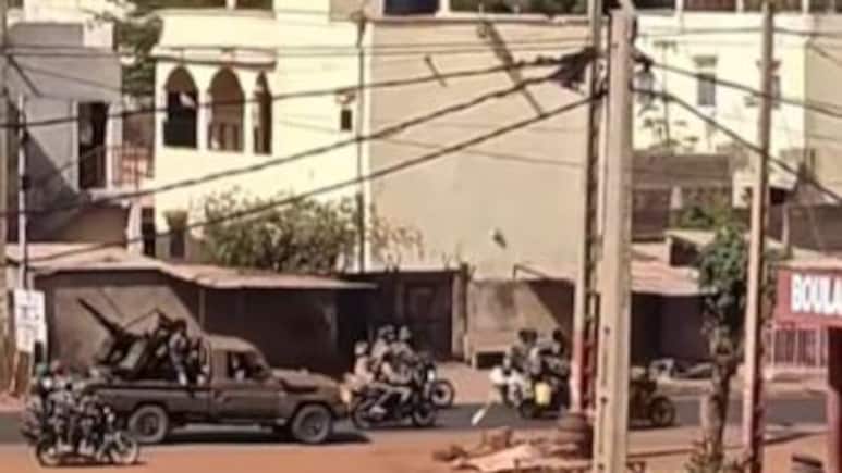 माली के कई शहरों में अल-कायदा और इस्लामिक स्टेट समूह से जुड़े संगठनों और सेना में गोलीबारी, डर का माहौल