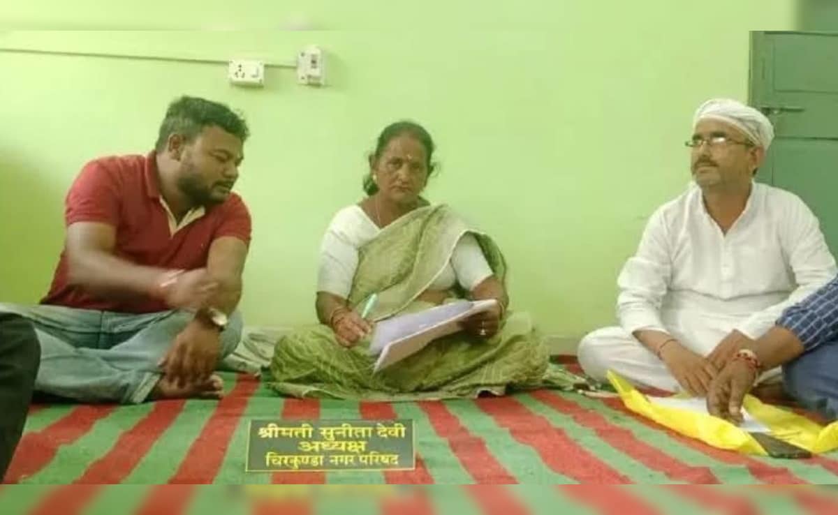 झारखंड: चेयरमैन को ही नहीं म‍िली चेयर, जमीन पर बैठककर करनी पड़ी जनसेवा; अधिकारियों पर भड़कीं 