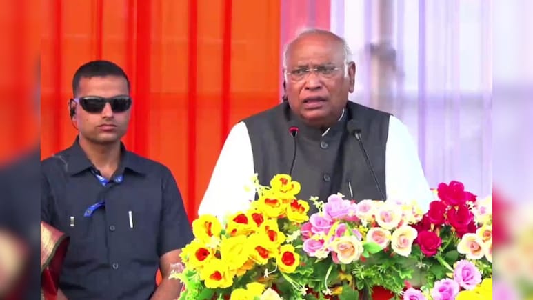 असम में चुनाव प्रचार खत्म होने से पहले कांग्रेस को बड़ा झटका, खरगे की रैली के दौरान दिग्गज नेता का इस्तीफा