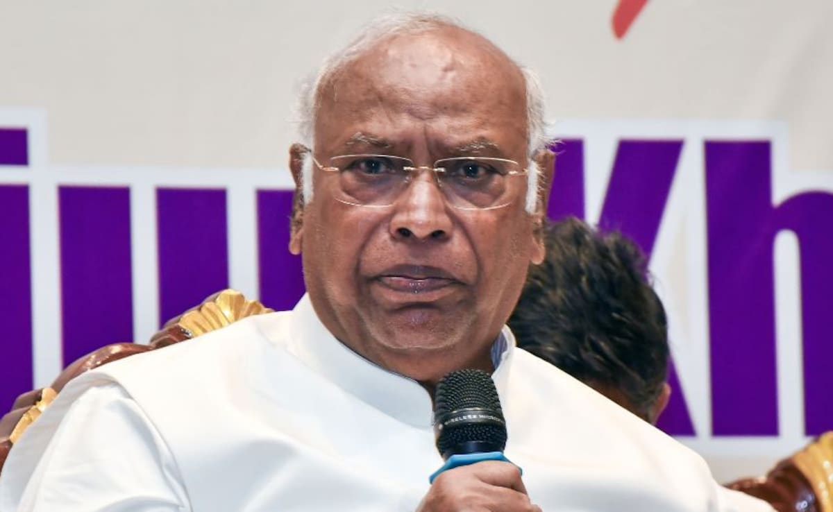 एक संवाददाता सम्मेलन में मल्लिकार्जुन खड़गे