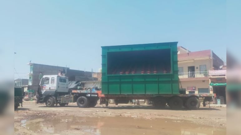 रेल पटरी से ट्रक निकालने के लिए बंद की ओवरहेड लाइन, चार घंटे ठप रहा आवागमन &nbsp;