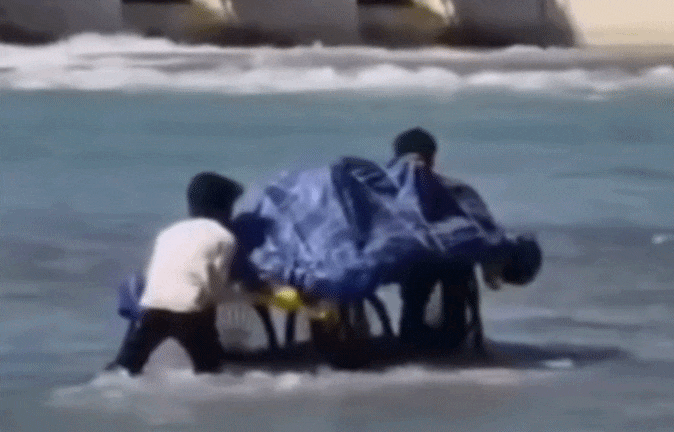 अतिक्रमण हटाओ दस्ते से बचने के लिए ठेला लेकर गंगा में उतरा दुकानदार, सोशल मीडिया पर वीडियो वायरल