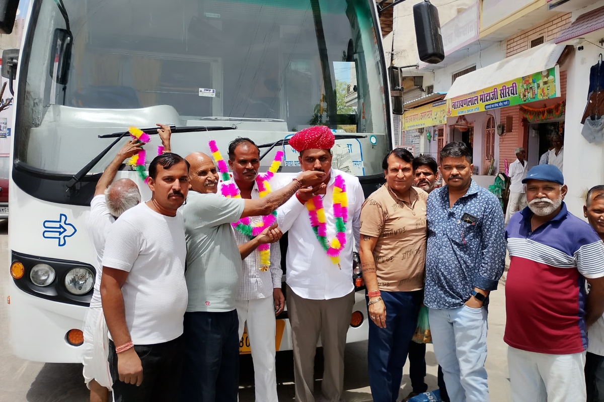 Rajasthan: आजादी के बाद पहली बार गांव में पहुंची रोडवेज बस; खुशी से ढोल-थाली बजाने लोग, इलाके में उत्सव जैसा माहौल