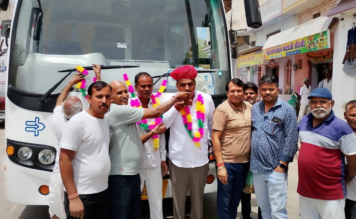Rajasthan: आजादी के बाद पहली बार गांव में पहुंची रोडवेज बस; खुशी से ढोल-थाली बजाने लोग, इलाके में उत्सव जैसा माहौल