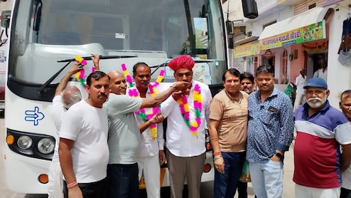 Rajasthan: आजादी के बाद पहली बार गांव में पहुंची रोडवेज बस; खुशी से ढोल-थाली बजाने लोग, इलाके में उत्सव जैसा माहौल