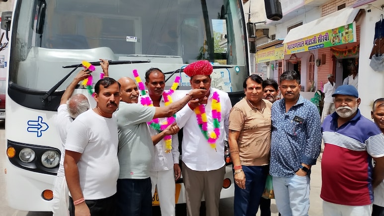 Rajasthan: आजादी के बाद पहली बार गांव में पहुंची रोडवेज बस; खुशी से ढोल-थाली बजाने लोग, इलाके में उत्सव जैसा माहौल
