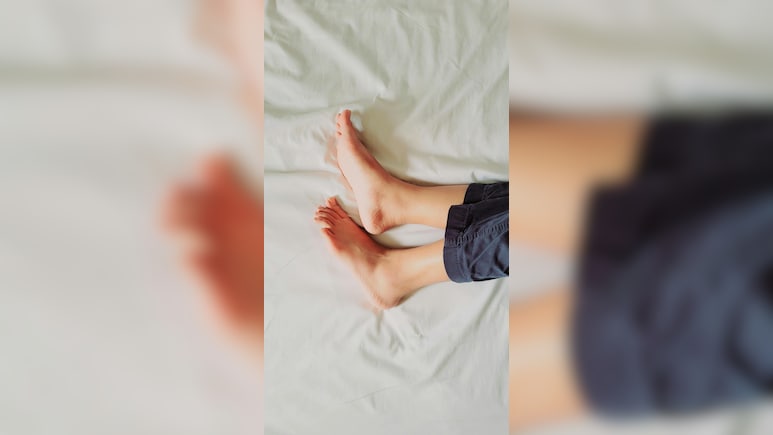 सुबह उठते ही एड़ियों में दर्द होता है? इसे हल्के में न लें, यह इन बीमारियों का संकेत हो सकता है