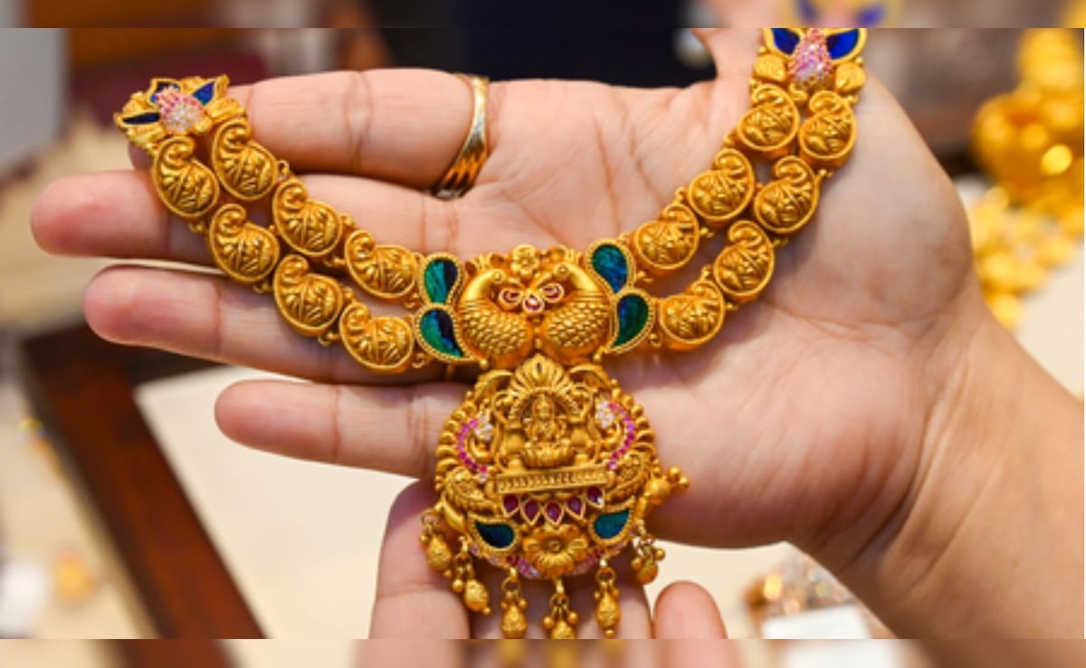 Gold-Silver Prices Today: शादी-ब्याह के सीजन में सोने-चांदी हुआ सस्ता, गहना बनवाने से पहले जान लें आज के ताजा भाव