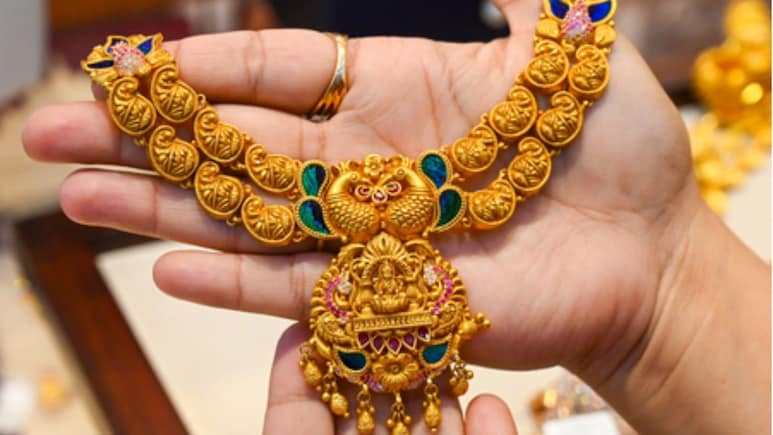Gold-Silver Prices Today: शादी-ब्याह के सीजन में सोने-चांदी हुआ सस्ता, गहना बनवाने से पहले जान लें आज के ताजा भाव