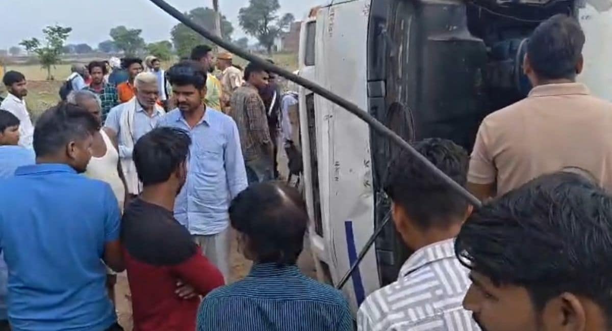 करौली में स्कूल बस पलट गई. करौली में स्कूल बस पलट गई.