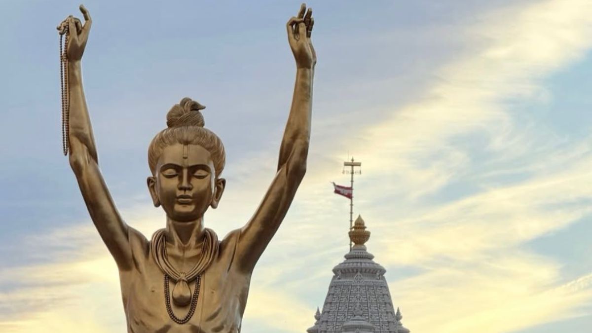 Delhi Has A New 108-Foot Statue At Akshardham Temple, A Must-Visit Spot