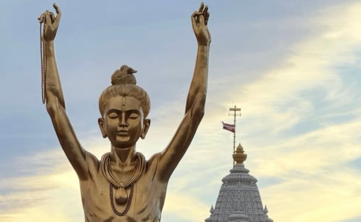 Delhi Has A New 108-Foot Statue At Akshardham Temple, A Must-Visit Spot
