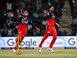 Virat Kohli Cant Keep Calm As Delhi Capitals Lose 6 Wickets For 8 Runs vs RCB In Worst Powerplay Display