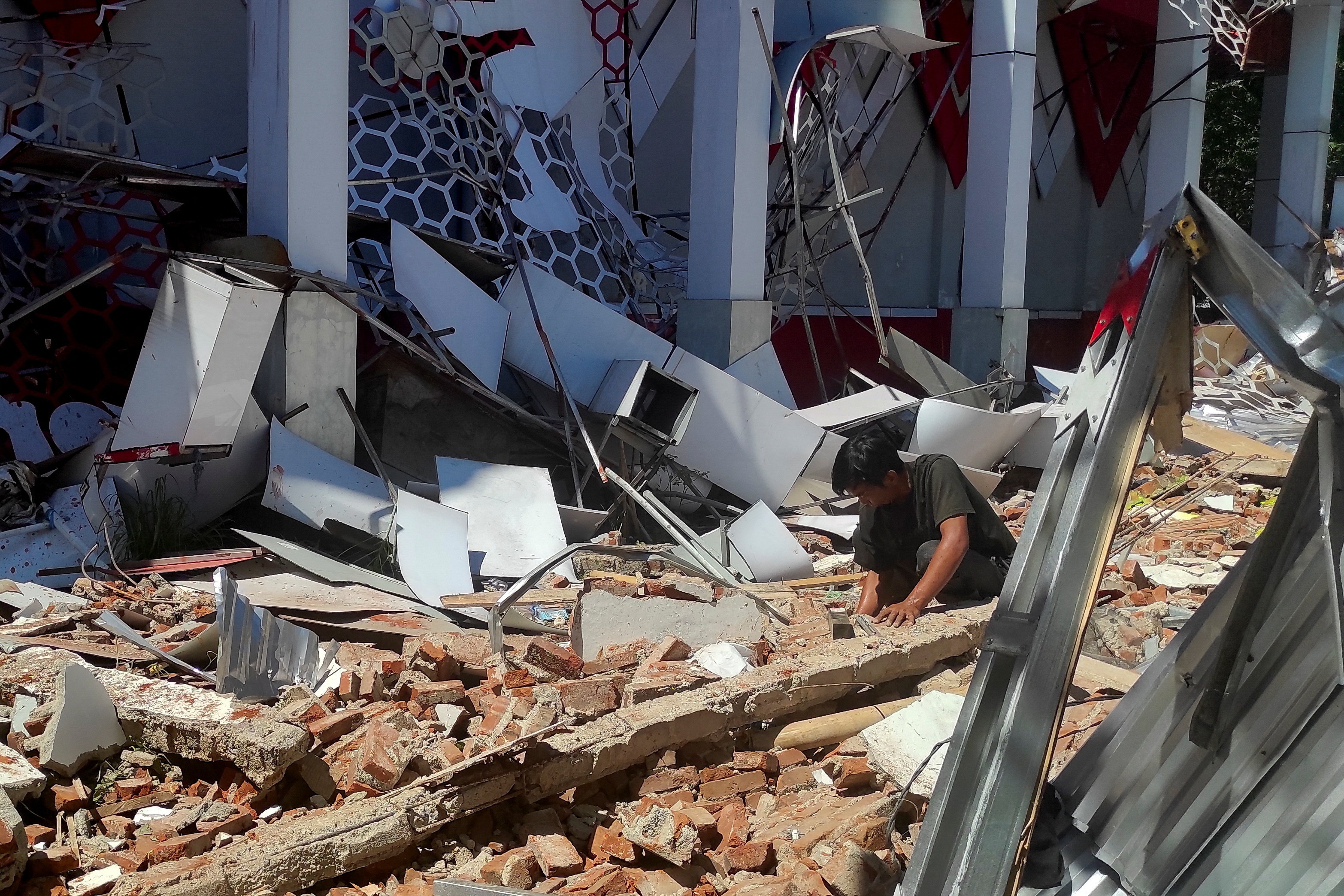 1 Dead As Building Collapses After 7.4 Earthquake Hits Indonesia