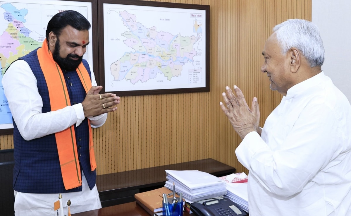 नीतीश कुमार ने करीब दो दशक तक बिहार की सरकार चलाने के बाद सीएम पद की कुर्सी बीजेपी के सम्राट चौधरी को सौंप दी है.