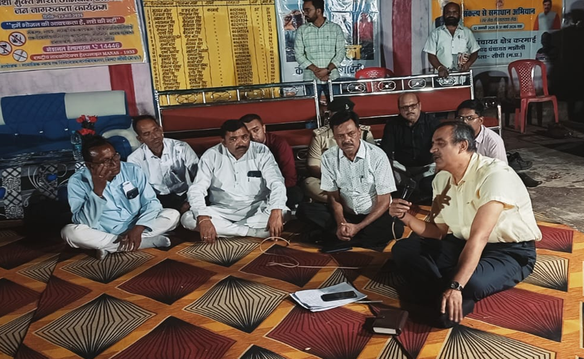 सीधी कलेक्टर विकास मिश्रा के हैं खूब चर्चे; रात्रिकालीन चौपाल में देर रात तक जनता की शिकायतें सुनते हैं साहब