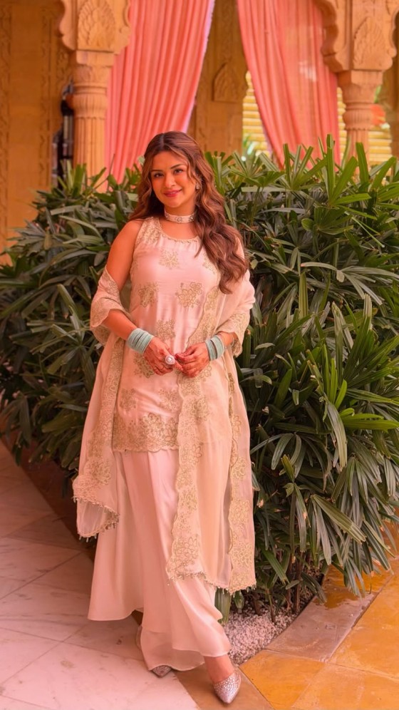 Avneet Kaur Looks Stunning in Ethnic Outfit