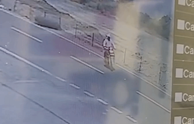 VIDEO: बीच सड़क पर आपस में भिड़ीं दो बाइक, 48 वर्षीय व्यक्ति की मौत, मां गंभीर घायल&nbsp;