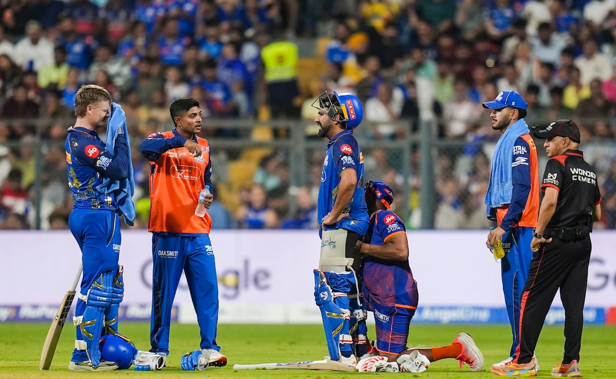 बेंगलुरु के खिलाफ मैच में फिजियो से उपचार लेते रोहित शर्मा.(फोटो क्रेडिट: पीटीआई)