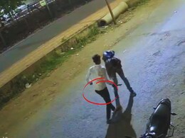 Sambhajinagar News : 'तो' फोनवर बोलत होता, तिघांनी घेरलं; संभाजीनगरच्या मुख्य रस्त्यावर संतापजनक प्रकार