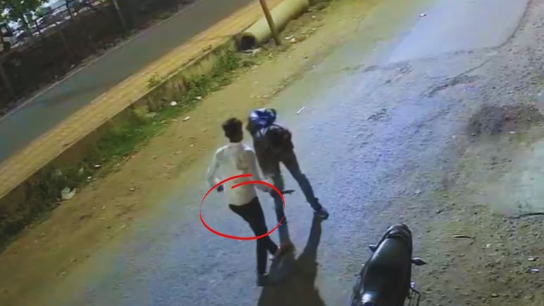 Sambhajinagar News : 'तो' फोनवर बोलत होता, तिघांनी घेरलं; संभाजीनगरच्या मुख्य रस्त्यावर संतापजनक प्रकार