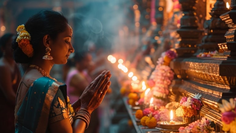 मंदिरों में हमेशा घड़ी की सुई की दिशा में ही क्यों लगाई जाती है परिक्रमा, जानिए इसका महत्व और कारण