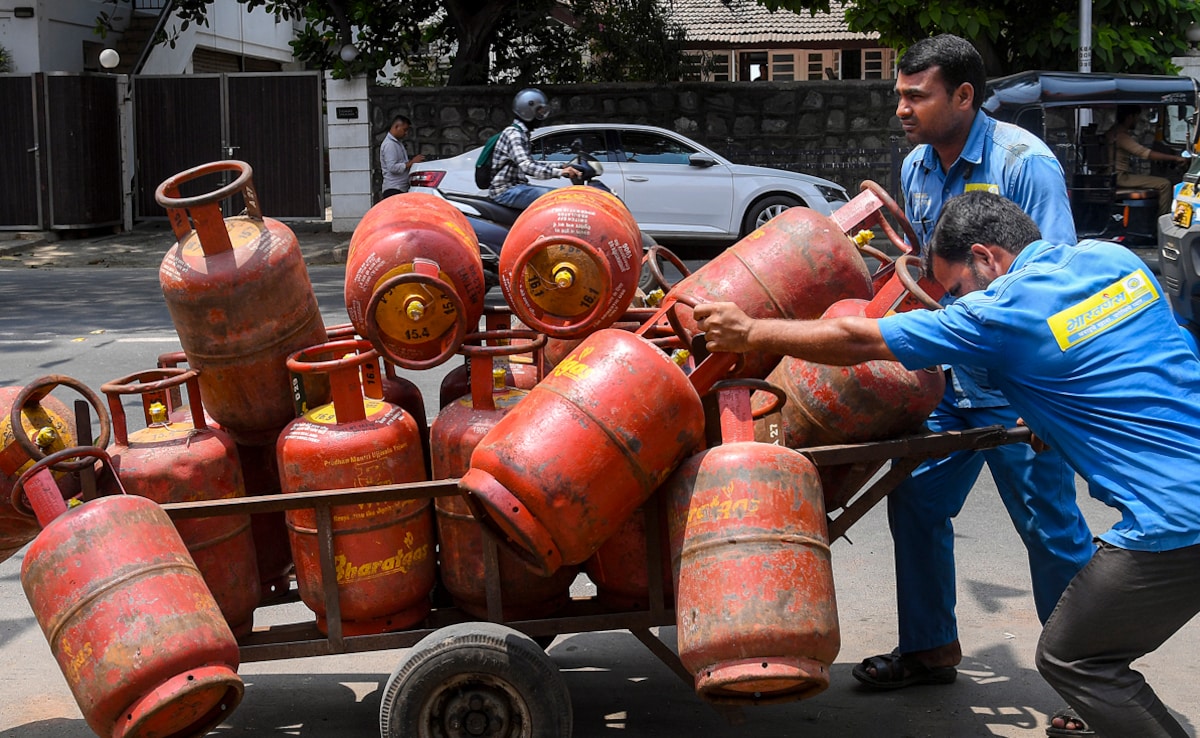LPG की अफवाहों पर केंद्र की सख्ती... राज्यों को प्रेस ब्रीफिंग का निर्देश, पैनिक बाइंग पर सरकार चिंतित