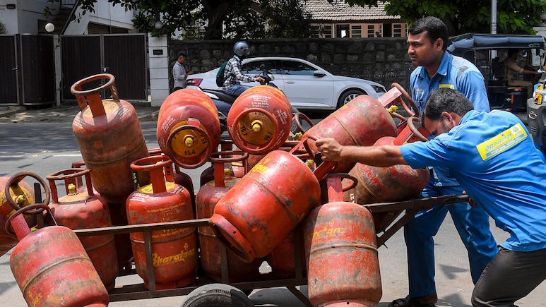 LPG की अफवाहों पर केंद्र की सख्ती... राज्यों को प्रेस ब्रीफिंग का निर्देश, पैनिक बाइंग पर सरकार चिंतित