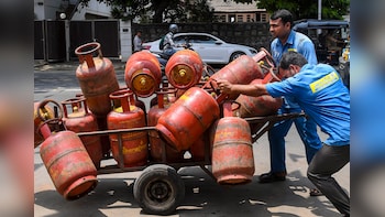 Delhi Cracks Down on LPG Black Market: Godown Sales Banned, Help Desks Set Up, Says CM Rekha Gupta