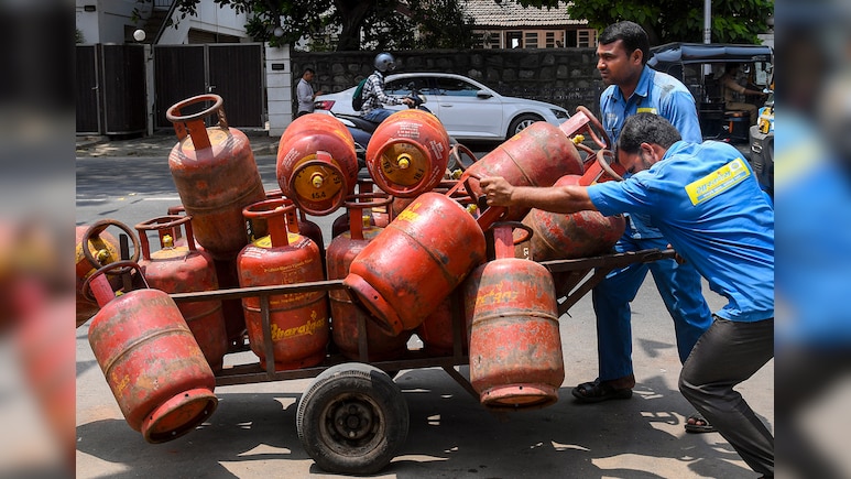 Delhi Cracks Down on LPG Black Market: Godown Sales Banned, Help Desks Set Up, Says CM Rekha Gupta