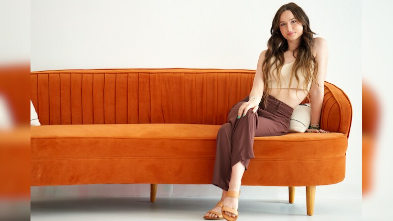 केवल 20 रुपये में करें सोफे की ड्राई क्लीनिंग, बिना वैक्यूम क्लीनर के मिनटों में चमकेगा आपका सोफा