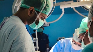 जयपुर: SMS अस्पताल का कमाल, पत्नी ने दिया लिवर; 18 घंटे की सर्जरी के बाद पति को मिला नया जीवन