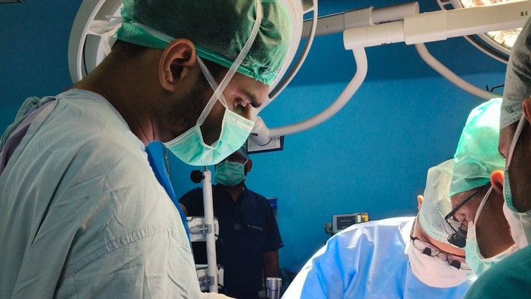 जयपुर: SMS अस्पताल का कमाल, पत्नी ने दिया लिवर; 18 घंटे की सर्जरी के बाद पति को मिला नया जीवन