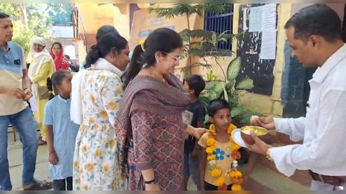 आज से खुल गए स्&zwj;कूल, नए बच्&zwj;चों को त&zwj;िलक और माला पहनाकर क&zwj;िया स्&zwj;वागत &nbsp;