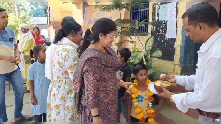 आज से खुल गए स्&zwj;कूल, नए बच्&zwj;चों को त&zwj;िलक और माला पहनाकर क&zwj;िया स्&zwj;वागत &nbsp;