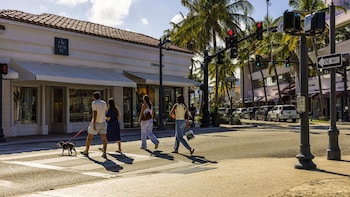 US Economy Grows Solid 2%, Boosted by Surging AI Investment