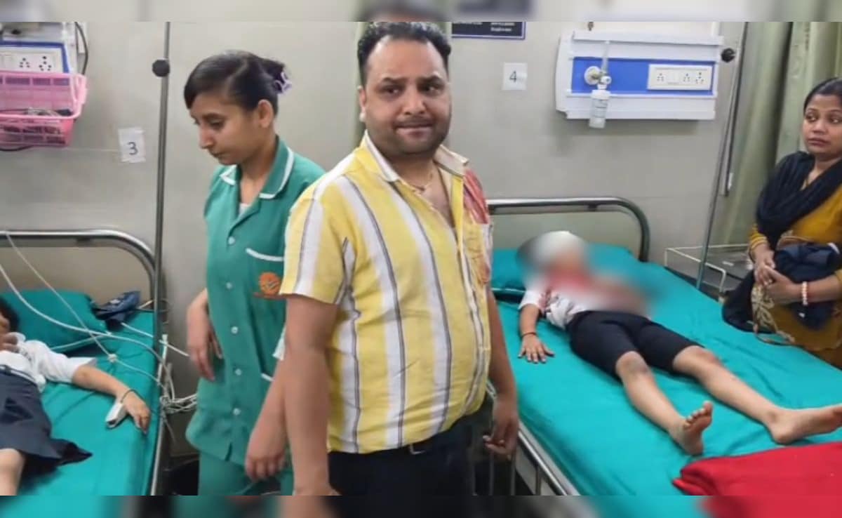 ग्रेटर नोएडा में दो स्कूल बसों की भीषण टक्कर, 12 से ज्यादा मासूमों को आई गंभीर चोटें; मची चीख-पुकार